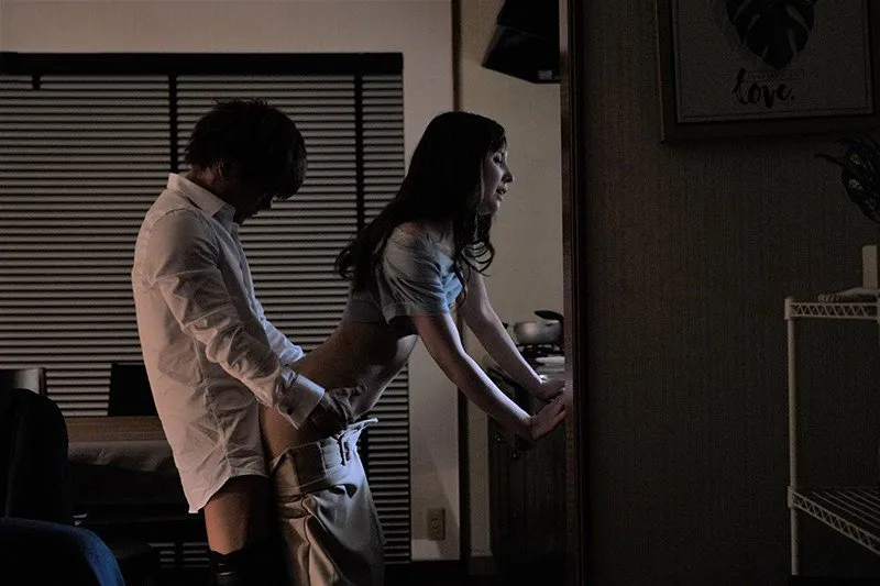 Sếp đi công chuyện, cậu nhân viên đến nhà đụ vợ ông ấy