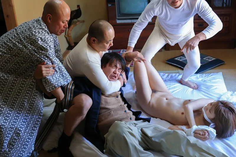 Gã chồng nhìn bà xã bị những tên tù vượt ngục cưỡng hiếp