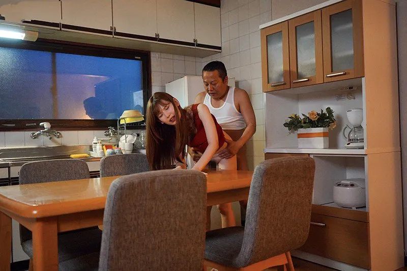 Con gái bị ông chồng mới của má xoạc mỗi ngày, cho dù đã có người yêu