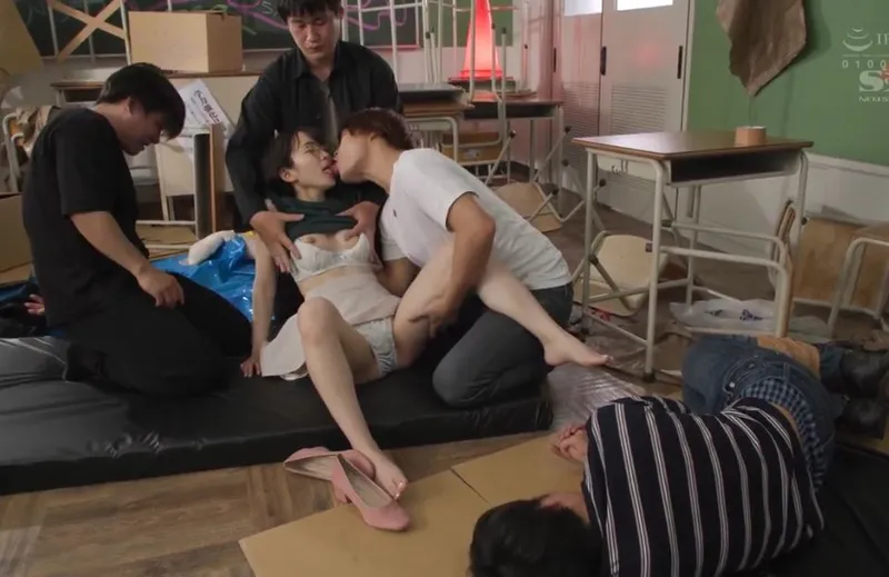 Giúp đỡ cậu người yêu bị bắt nạt, nữ sinh dính vào đám côn đồ biến thái