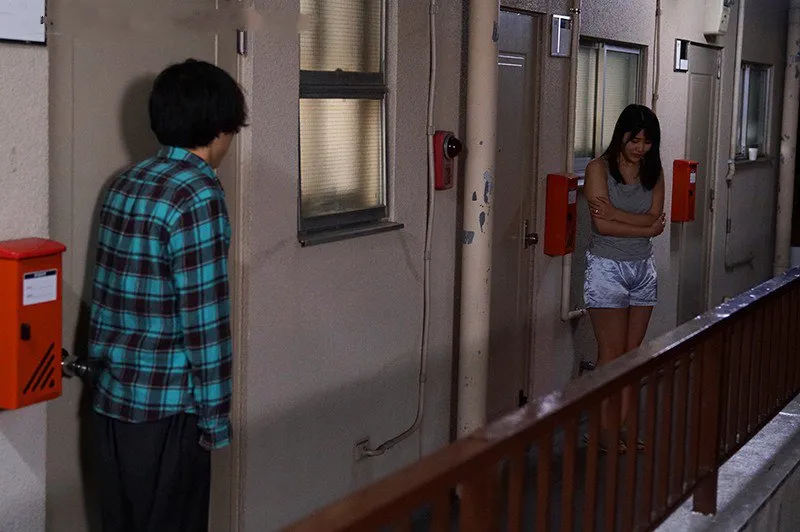 Bí mật vụng trộm với cô nàng cạnh nhà cãi nhau bị anh xã đuổi ra cửa