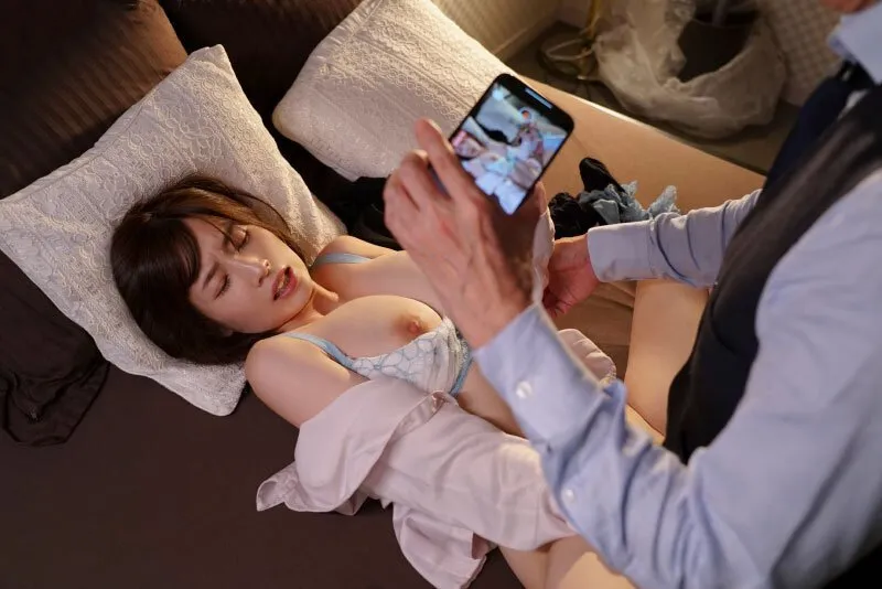 Cấp trên chuốc thuốc em thư ký bắt xoạc cả đêm khi đi công chuyện xa